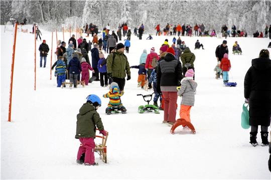 Auf der Skiwiese Rose können sich kleine und große Gäste auf Ski und Schlitten austoben. Archivfoto: Schlegel