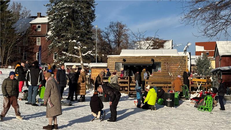 Auf der Skiwiese am Rathaus treffen sich Menschen zur Stärkung.
