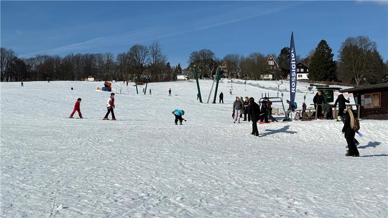 Mehr als einen Meter Schnee: Braunlage meldet Rekordzahlen Das Foto zeigt Skifahrer auf einer Skipiste.