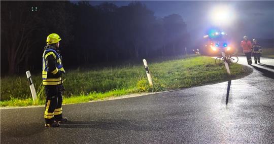 Einsatzkräfte stehen am Unfallort