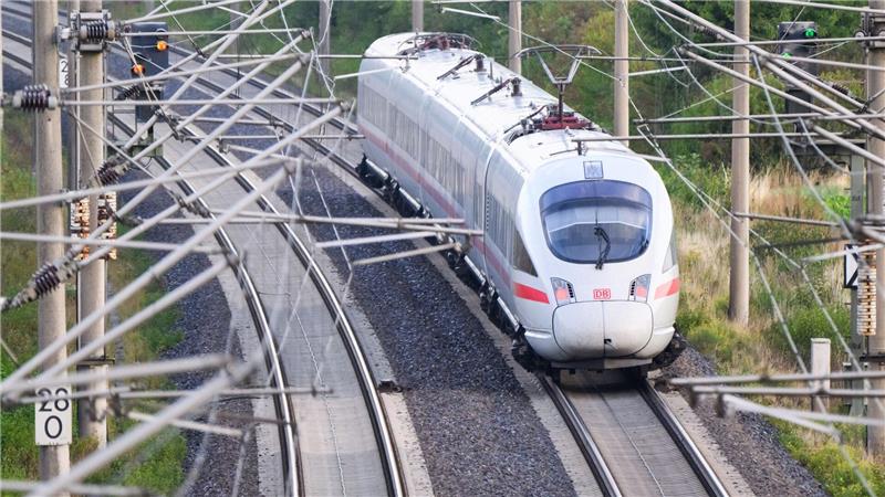 Auf der Strecke Hamburg-Hannover müssen sich Bahnreisende von Mai an auf Sperrungen einstellen. (Archivbild)