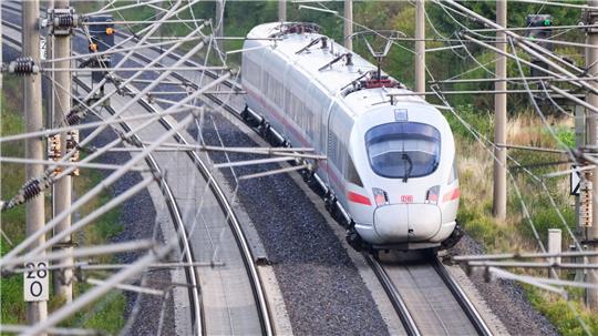 Auf der Strecke Hamburg-Hannover müssen sich Bahnreisende von Mai an auf Sperrungen einstellen. (Archivbild)