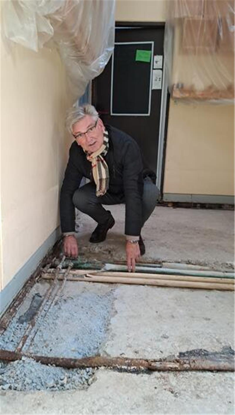 Eine ganze Büroetage für die Kinder von St. Benno Auf der Suche nach den Ursachen für die Nässe im Boden der Kita St. Benno: Bauleiter Axel Rusack.