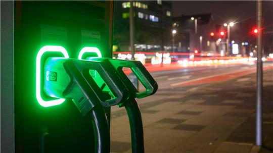 Auf der Suche nach einer Ladesäule sind E-Autofahrer in Emden weiterhin im Vorteil.