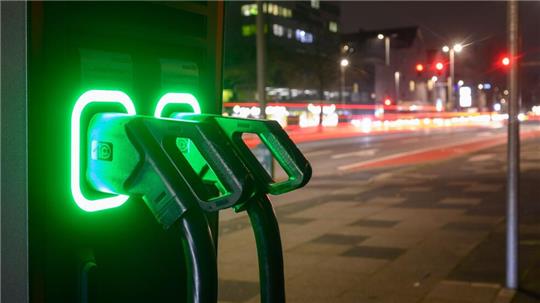 Auf der Suche nach einer Ladesäule sind E-Autofahrer in Emden im Vorteil.