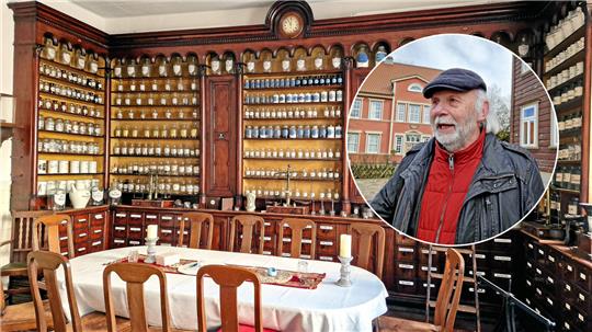 Auf der Tour gibt es einen seltenen Einblick in die alte Rats-Apotheke in der Rollstraße. Wolfgang Wiese führt auch zum Robert-Koch-Haus auf dem Kronenplatz. Fotos: Knoke