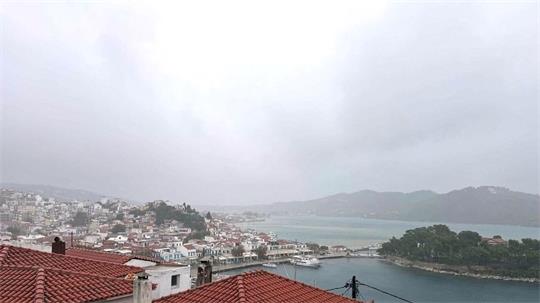 Auf der Urlaubsinsel Skiathos fiel wegen des Unwetters der Strom aus. (Archivbild)