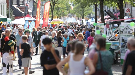 Auf der Vereinsmeile zum Stadtfest sind viele Vereine gleichzeitig aktiv, am neuen Stand auf dem Bergbauernmarkt wird sich ab Mai jeden Donnerstag ein anderer Verein präsentieren.