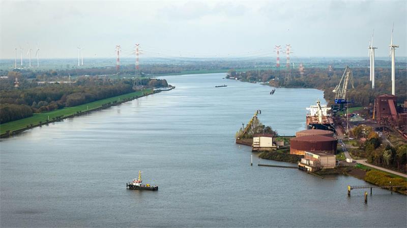 Auf der Weser bei Bremerhaven stießen die Segeljacht und das Baggerschiff zusammen. (Symbolbild)