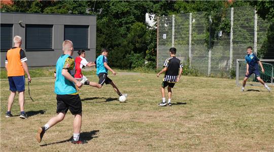 Auf der Wiese des WvS-Gymnasiums spielen die Schüler am Projekttag Fußball.