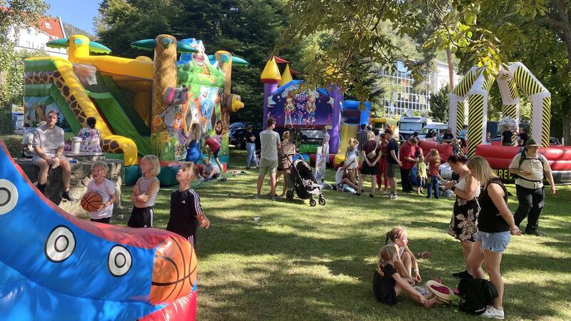 Auf der Wiese im unteren Badepark können sich die Kinder tagsüber auf verschiedenen Hüpfburgen austoben.