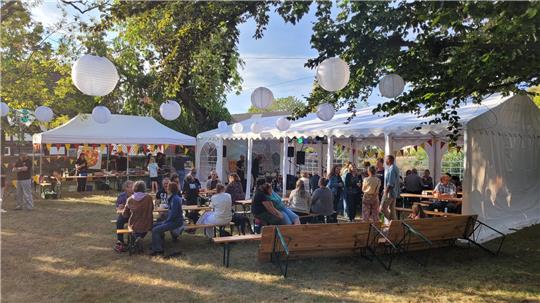 Auf der Wiese neben der St.-Nicolai-Kirche herrscht zum Sommerabend eine lauschige Atmosphäre.