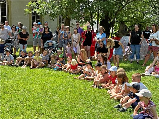 Auf der Wiese vor der Kirche feiern die Westeröder den 50. Geburtstag ihrer Kindertagesstätte und lauschen der Ansprache von Leiterin Sixta Feuerstake. Foto: Eggers
