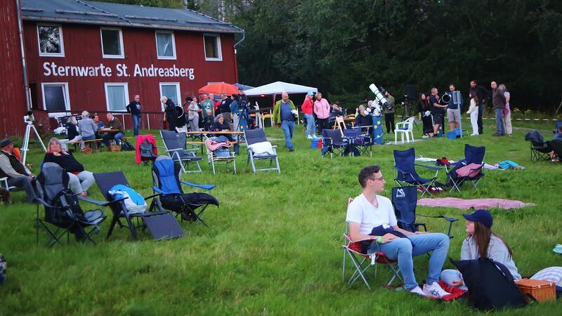 Himmelspektakel lockt 190 Sternschnuppenjäger nach St. Andreasberg Auf der Wiese vor der Sternwarte machen es sich die Besucher gemütlich.
