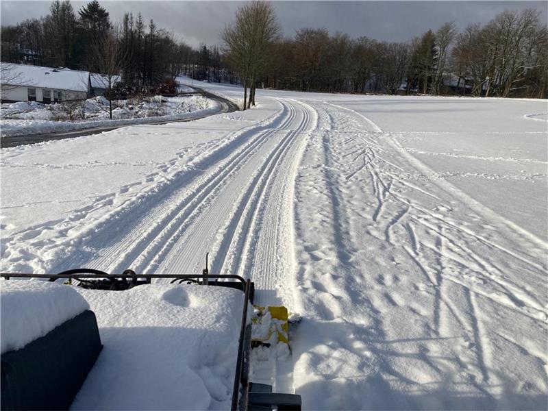 Auf der Wiese zwischen Bohl- und Schützenplatzweg in Hohegeiß ist es einfacher, die Loipe zu spuren. Da muss die Schneehöhe nicht ganz so hoch wie auf den Wald- und Wanderwegen sein. Foto: Privat
