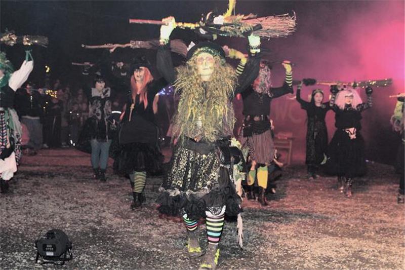 Tanzende Hexen. 