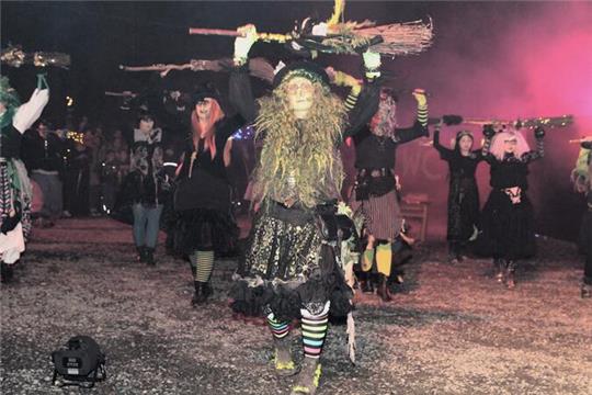 Tanzende Hexen. 