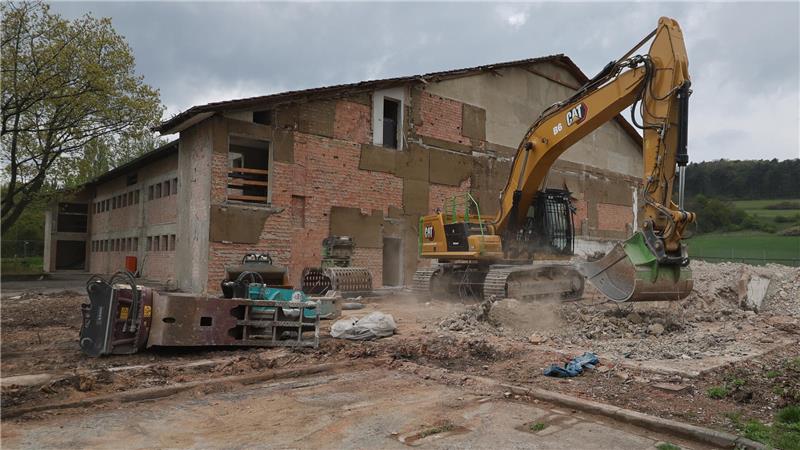 Auf der anderen Seite der Oker hat der Bagger weiterhin mit der alten Mehrzweckhalle zu tun.