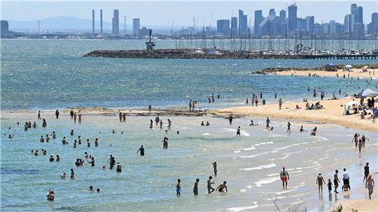Auf der anderen Seite der Welt ist Sommer: Menschen baden an einem Strand in Australien.