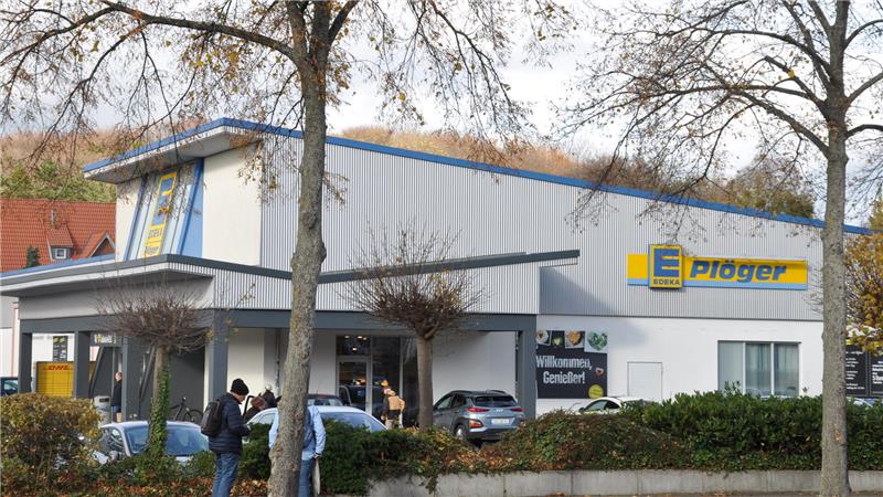 Auf der anderen Straßenseite ist kurz vorher Schluss: Zwei Dutzend Plöger-Mitarbeiter wechseln ins Edeka-Center.