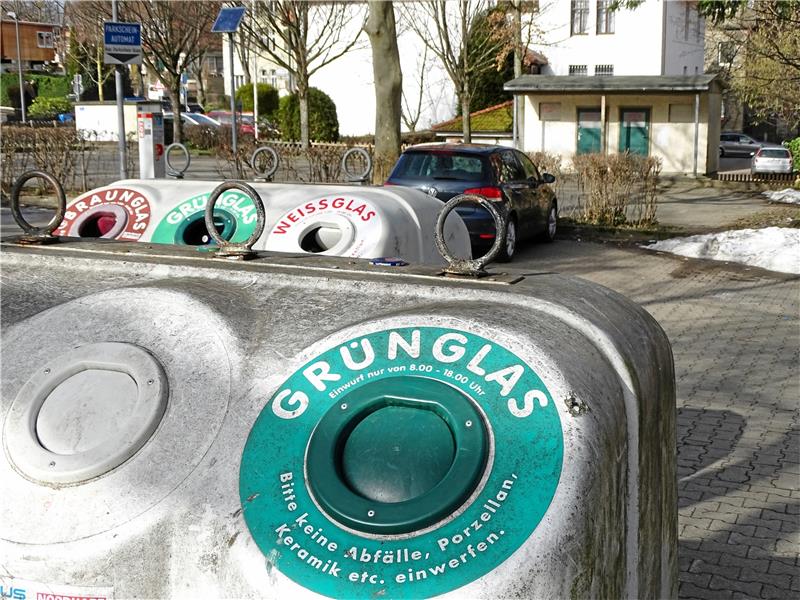 Auf der einen Seite des Parkplatzes am Stadtpark finden sich Container, auf der anderen, im Hintergrund zu sehen, ein altes Toilettenhäuschen, das schon lange nicht mehr benutzt werden kann. Seine Fensterscheiben sind mit Holzbrettern verkleidet.  Foto: Exner