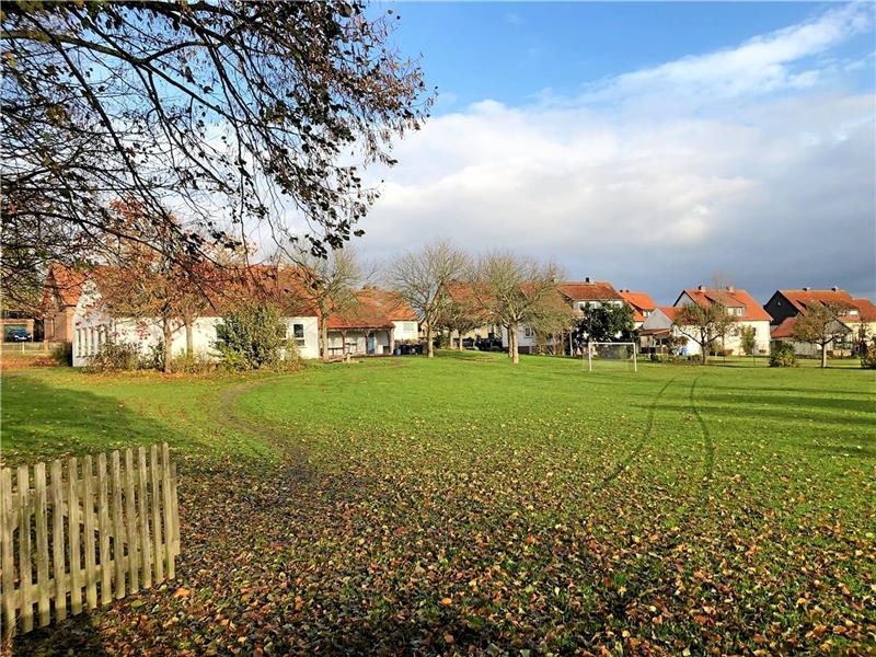 Auf der grünen Wiese an der ehemaligen Schule, in der aktuell auch der Jugendtreff beheimatet ist, soll schnellstmöglich das neue Feuerwehrgerätehaus gebaut werden. Archivfoto: Hohaus