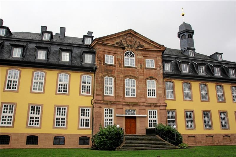 Auf der heutigen Gebäude-Rückseite befindet sich der eigentliche Haupteingang ins Barockschloss. Winner nutzt ihn kaum, lieber den einstigen Dienstboteneingang.
