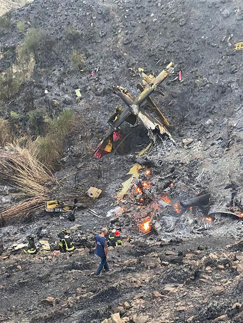 Löschflugzeug an Vulkan Ätna abgestürzt: Zwei Piloten tot Auf der italienischen Mittelmeerinsel Sizilien ist ein Löschflugzeug der Feuerwehr bei einem Einsatz am Vulkan Ätna abgestürzt. Die beiden Piloten kamen dabei ums Leben. Foto: Regione Siciliana, Dipartimento Regionale della Protezione Civile/dpa
