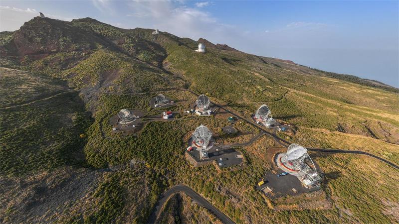 Auf der kanarischen Insel La Palma stehen vier riesige, aus zahlreichen Facetten bestehende Spiegel. (Handout)