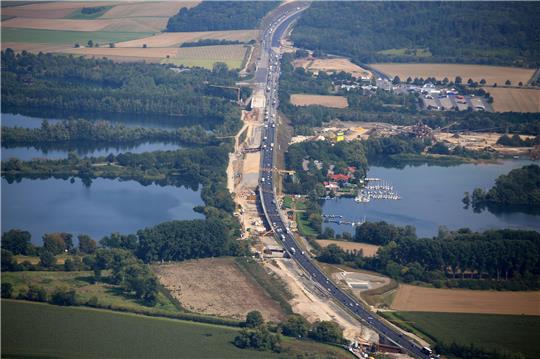 Auf der rund 30 Kilometer langen Baustelle auf der A7 im Bereich der Northeimer Seenplattewird gebaut. Die Fertigstellung der Autobahn in Südniedersachsen könnte sichweiter verzögern. Foto: Stefan Rampfel/dpa
