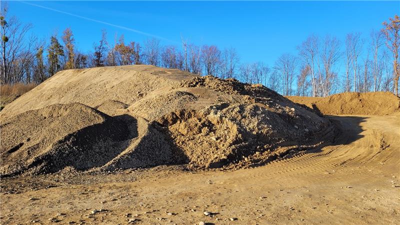 Auf der zuvor abgeholzten Fläche neben der Autobahn wird der Erdaushub gelagert. Jene Bereiche sollen nach Ende der Arbeiten wieder aufgeforstet werden.