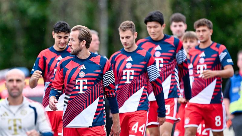 Glanzloser FC Bayern siegt mühevoll in Elversberg Auf die Bayern-Profis warteten in Elversberg außergewöhnliche Rahmenbedingungen.