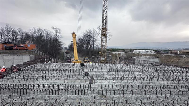 Auf die Fertigteile kommt noch eine 25 Zentimeter dicke Schicht, die dann die endgültige Fahrbahn bildet.