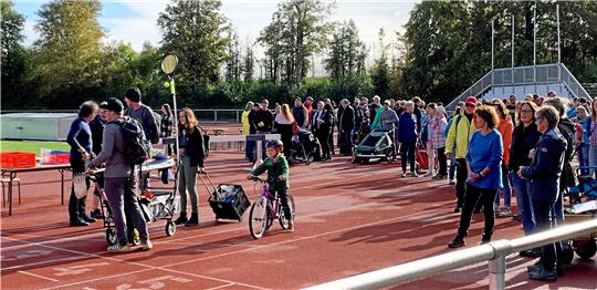 Auf die Plätze, fertig, los: Bei strahlendem Sonnenschein starten die Teams der Boßel-Meisterschaft des MTV Harlingerode gestern Vormittag auf dem Sportplatz an der Planstraße zu einem spannenden Wettstreit. Foto: Peterke