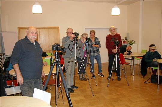 Auf die Stative, fertig, los: Nachdem die Kursteilnehmer ihre Kameras richtig eingestellt haben, dürfen sie sich am Fotografieren versuchen. Kursleiterin Kirsten Scheer gibt (Mitte ohne Kamera) Hilfestellung. Foto: Jenzora