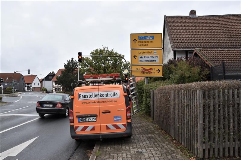 Auf die Straßensperrung in Richtung Bredelem und Salzgitter-Bad wird rechtzeitig an der Europakreuzung in Langelsheim hingewiesen.  Fotos: Neddermeier