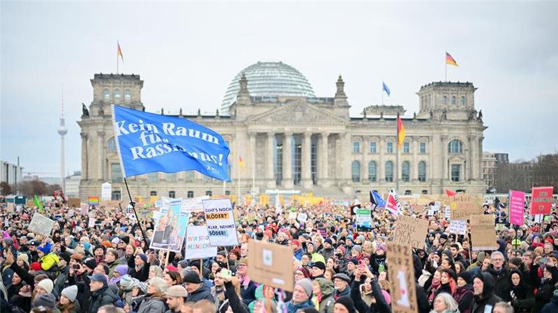Warum tut sich in Umfragen so wenig? Auf die Wahlumfragen hatten die erregten Debatten im Bundestag und die folgenden Proteste laut Forschern keinen Einfluss.