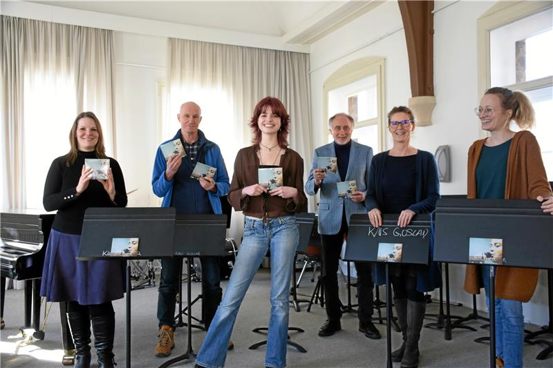 Auf die neue musikalische Visitenkarte der Kreismusikschule, die CD „Vocal Studies“, können alle stolz sein: Lehrer, begleitende Musiker, die Direktorin, der fördernde Telemann-Verein und natürlich die Sängerinnen und Sänger selbst, vertreten durch Frontfrau Henriette Hartmann (Mitte) aus Goslar. Foto: Kempfer