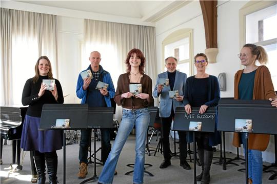 Auf die neue musikalische Visitenkarte der Kreismusikschule, die CD „Vocal Studies“, können alle stolz sein: Lehrer, begleitende Musiker, die Direktorin, der fördernde Telemann-Verein und natürlich die Sängerinnen und Sänger selbst, vertreten durch Frontfrau Henriette Hartmann (Mitte) aus Goslar. Foto: Kempfer