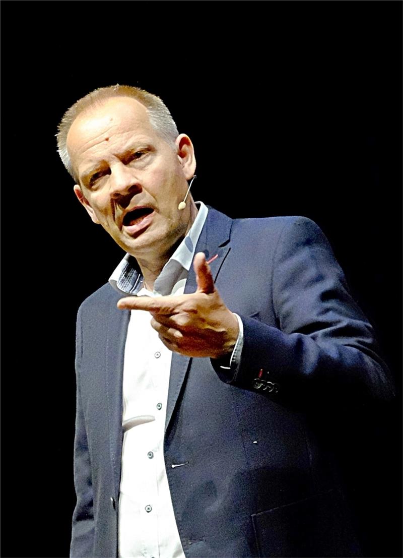 Scharfe Kritik von Thomas Schreckenberger Auf die richtigen Fragen kommt es Thomas Schreckenberger an, zum Beispiel: Müsste man bei einer Darmspiegelung bei Putin den Schröder finden? Foto: Zietz