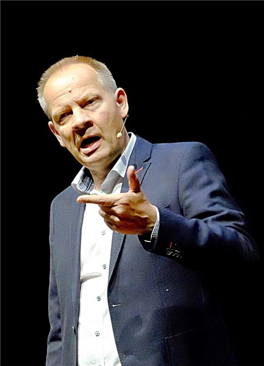 Auf die richtigen Fragen kommt es Thomas Schreckenberger an, zum Beispiel: Müsste man bei einer Darmspiegelung bei Putin den Schröder finden?  Foto: Zietz