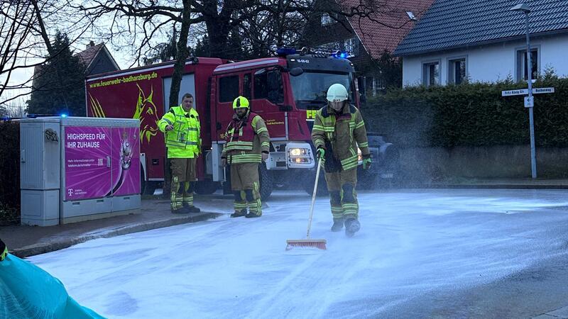 Auf diesem Archivbild aus dem Jahr 2024 beseitigt die Feuerwehr eine Ölspur im Bereich Fritz-König-Straße.