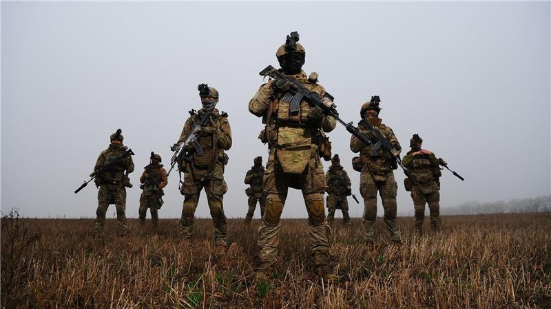 Auf diesem Foto, das am 9. November 2025 aufgenommen und vom Pressedienst der 127. separaten Brigade der ukrainischen Territorialverteidigung zur Verfügung gestellt wurde, üben Soldaten militärische Fertigkeiten auf einem Übungsplatz in der Nähe von Kupiansk in der Region Charkiw in der Ukraine.