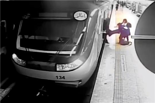Auf diesem Videostandbild eines vom iranischen Staatsfernsehen ausgestrahlten Überwachungsvideos ziehen Frauen die 16-jährige Armita Garawand aus einem Waggon der Teheraner Metro.