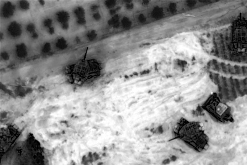 Israels Armee kündigt Ausweitung der Bodeneinsätze an Auf diesem undatierten von den israelischen Verteidigungskräften zur Verfügung gestellten Videostandbild sind israelische Panzer im Gazastreifen zu sehen.