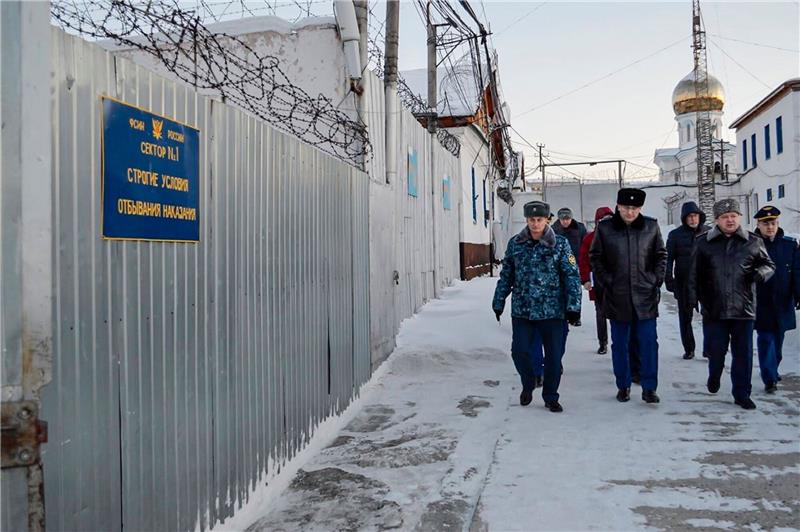 Vermisster Nawalny meldet sich aus Straflager in Polarregion Auf diesem vom Ombudsmann für Menschenrechte des Autonomen Kreises der Jamal-Nenzen zur Verfügung gestellten Foto geht eine Gruppe von Beamten durch eine Gefängniskolonie im russischen Charp.