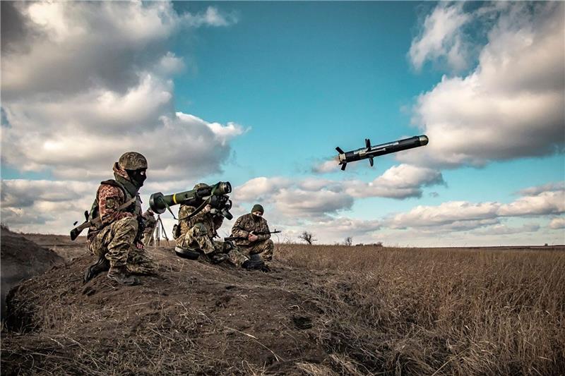 Weitere 500 Millionen Euro für Waffen für Ukraine Auf diesem vom Pressedienst des ukrainischen Verteidigungsministeriums veröffentlichten Foto benutzen ukrainische Soldaten während einer Militärübung in der Region Donezk eine Abschussvorrichtung mit einer US-Javelin-Rakete.