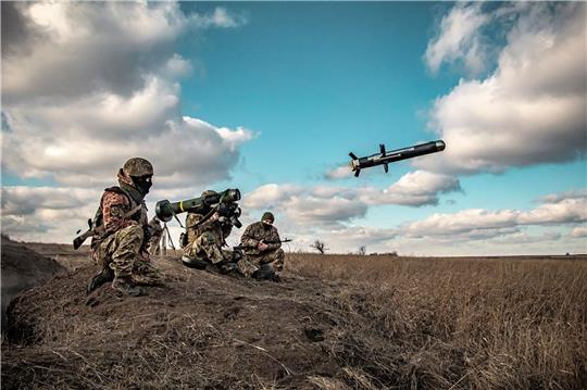 Auf diesem vom Pressedienst des ukrainischen Verteidigungsministeriums veröffentlichten Foto benutzen ukrainische Soldaten während einer Militärübung in der Region Donezk eine Abschussvorrichtung mit einer US-Javelin-Rakete.