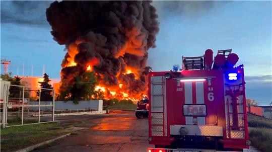 Auf diesem vom Telegram-Kanal des Gouverneurs von Sewastopol veröffentlichten Handout-Foto steigen Rauch und Flammen aus einem brennenden Treibstofftank in Sewastopol auf der Krim auf.