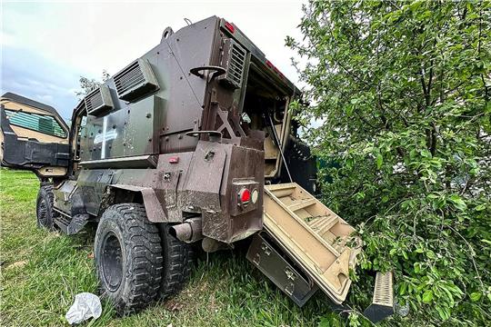 Auf diesem vom Telegrammkanal des Gouverneurs der Region Belgorod veröffentlichten Handout-Foto ist ein beschädigtes Militärfahrzeug zu sehen.